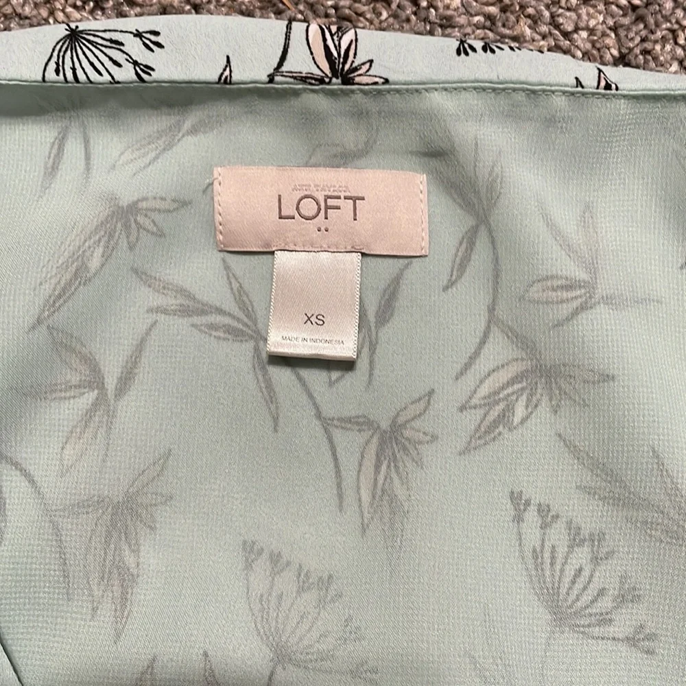 Loft women’s Mint Green sleeveless shell with print soft  great condition sizeXS